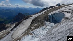 Sector del glaciar Marmolada de los Alpes italianos del que se desprendió una enorme masa de hielo que mató a por lo menos siete personas el 3 de julio del 2022. Foto del 6 de julio.