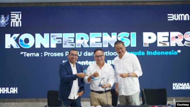 Wakil Menteri BUMN Kartika Wirjoatmojo (tengah) bersama Direktur Utama PT Garuda Indonesia (persero) Tbk Irfan Setiaputra (kiri) dalam konferensi pers, 30 Juni 2022. (Humas Kementerian BUMN)