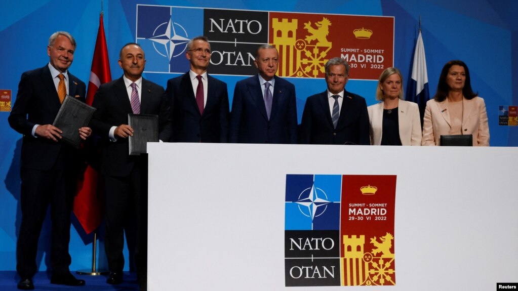 Turqia hap rrugën për anëtarësimin e Finlandës dhe Suedisë në NATO