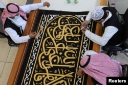 Para pekerja Saudi mempersiapkan Kiswah, kain sutra yang menutupi Ka'bah, menjelang haji tahunan, di sebuah pabrik di kota suci Mekah, Arab Saudi 15 Juli 2021. (REUTERS/Ahmed Yosri)