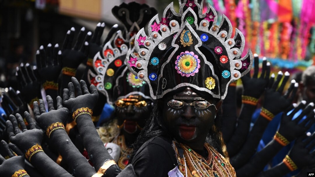 Seorang pemuja Hindu berpakaian seperti Dewi Kaali menari selama prosesi pada kesempatan festival 'Maha Shivratri' di Chennai pada 2 Maret 2022. (Foto: AFP)