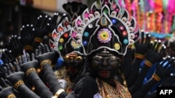 Seorang pemuja Hindu berpakaian seperti Dewi Kaali menari selama prosesi pada kesempatan festival 'Maha Shivratri' di Chennai pada 2 Maret 2022. (Foto: AFP)