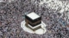 Jamaah melakukan tawaf perpisahan di kota suci Mekkah pada 11 Juli 2022, menandai berakhirnya ibadah haji tahun ini. (Foto: AFP)