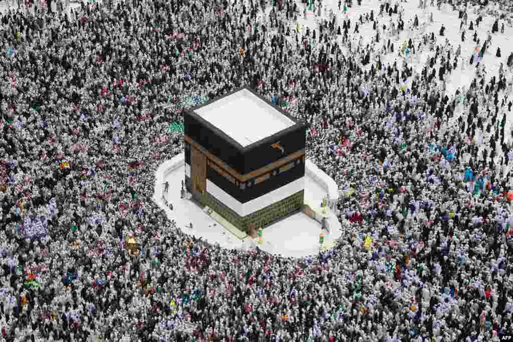 Worshipers perform the farewell tawaf (circumambulation) in the holy Saudi city of Mecca, Saudi Arabia, marking the end of this year&#39;s Hajj.&nbsp;(Photo by AFP)