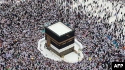 Jamaah melakukan tawaf perpisahan di kota suci Mekkah pada 11 Juli 2022, menandai berakhirnya ibadah haji tahun ini. (Foto: AFP)