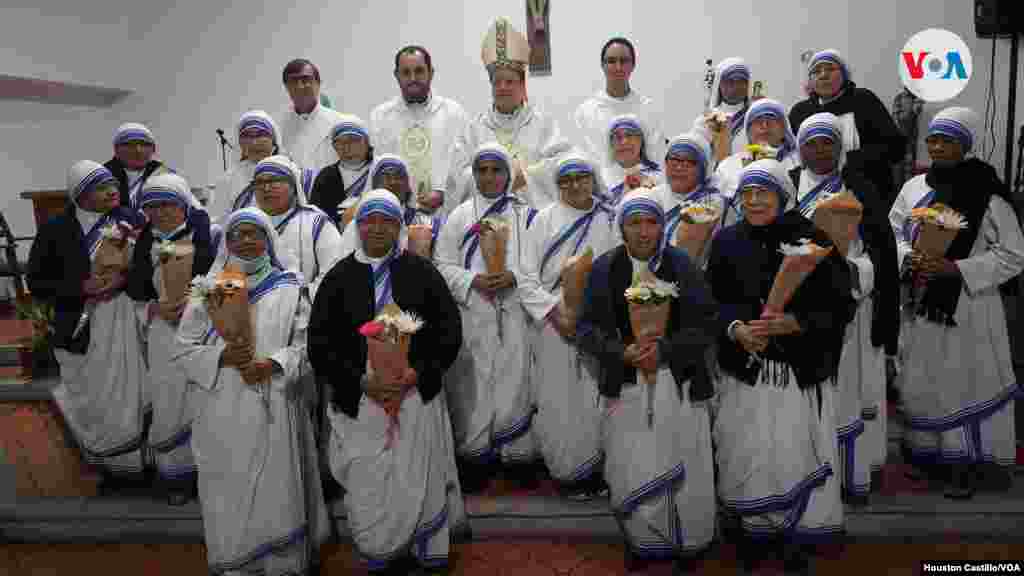 Un grupo de voluntarios entregó un ramo de rosas a cada una de las religiosas de la orden Madre Teresa de Calcuta, expulsadas de Nicaragua.&nbsp;Foto Houston Castillo, VOA.