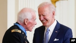 Ông John Duffy và Tổng thống Biden.