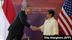 (မှတ်တမ်း ပုံဟောင်း) - အမေရိကန်နိုင်ငံခြားရေးဝန်ကြီး Antony Blinken နဲ့ အင်ဒိုနီးရှားနိုင်ငံခြားရေးဝန်ကြီး Retno Marsudi တို့ကို အင်ဒိုနီးရှား ဘာလီမြို့မှာ တွေ့ရစဉ် {8 July 2022} (Foto: AFP/Dita Alangkara)