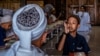 Pelajar mengaji dengan bahasa isyarat di sebuah pondok pesantren anak tunarungu di Sleman. (Foto: AFP/Juni Kriswanto)