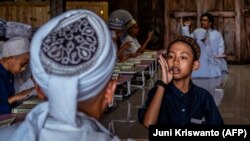 Pelajar mengaji dengan bahasa isyarat di sebuah pondok pesantren anak tunarungu di Sleman. (Foto: AFP/Juni Kriswanto)