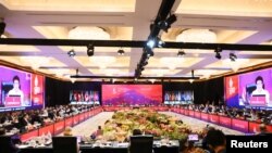Menlu RI Retno Marsudi menyampaikan pidatonya pada Pertemuan Menlu G20 di Nusa Dua, Bali, 8 Juli 2022. (Kemlu Rusia/Handout via REUTERS)