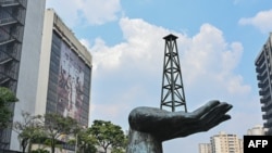 Vista de la escultura del "Monumento a la Paz" frente a la sede de la petrolera estatal venezolana PDVSA, en Caracas, el 22 de abril de 2020.