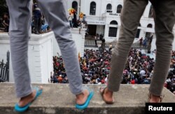 Demonstran berdemonstrasi di dalam gedung Gedung Presiden, setelah Presiden Gotabaya Rajapaksa melarikan diri, di tengah krisis ekonomi negara, di Kolombo, Sri Lanka 9 Juli 2022. (Foto: REUTERS/Dinuka Liyanawatte)