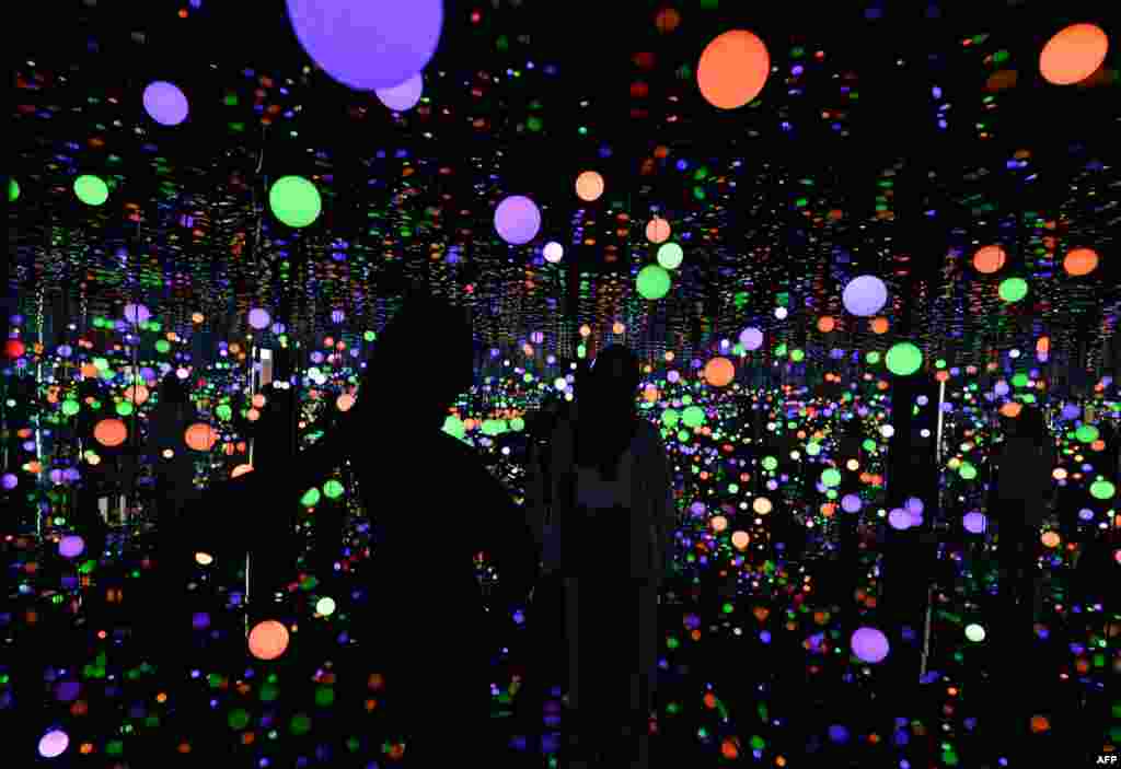 Warga mengunjungi instalasi seni karya seniman Jepang Yayoi Kusama berjudul &quot;Infinity Mirrored Room - Brilliance of the Souls&quot; di Museum MACAN (Museum Seni Modern dan Kontemporer) di Kebon Jeruk, Jakarta. (Foto: Adek Berry / AFP)&nbsp;