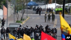 La policía antidisturbios forma un cordón mientras los manifestantes se reúnen para mostrar su apoyo a las recientes protestas y el paro nacional contra el gobierno del presidente Guillermo Lasso, cerca de la Asamblea Nacional, en Quito, Ecuador, el sábado 25 de junio de 2022. (Foto AP/Dolores Ochoa)