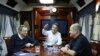 El presidente francés Emmanuel Macron, centro, el canciller alemán Olaf Scholz, derecha, y el primer ministro italiano Mario Draghi viajan a bordo de un tren con destino a Kyiv después de partir de Polonia el jueves 16 de junio de 2022.