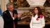 El presidente de Argentina, Alberto Fernández, aplaude a la nueva ministra de Economía de Argentina, Silvina Batakis, durante su ceremonia de juramento en el Palacio Presidencial Casa Rosada, en Buenos Aires, Argentina, el 4 de julio de 2022. REUTERS/Agustin Marcarian