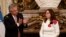 El presidente de Argentina, Alberto Fernández, aplaude a la nueva ministra de Economía de Argentina, Silvina Batakis, durante su ceremonia de juramento en el Palacio Presidencial Casa Rosada, en Buenos Aires, Argentina, el 4 de julio de 2022. REUTERS/Agustin Marcarian