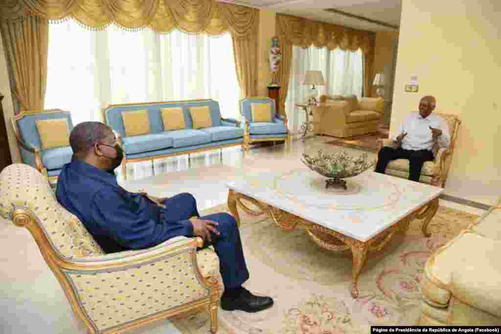 Presidente angolano, João Lourenço (esq), visita antigo Chefe de Estado, José Eduardo dos Santos (dir) em Luanda, Angola, 4 Março 2022