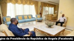 Presidente angolano, João Lourenço (esq), visita antigo Chefe de Estado, José Eduardo dos Santos (dir) em Luanda, Angola, 4 Março 2022