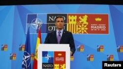 El presidente del Gobierno español, Pedro Sánchez, habla durante una conferencia de prensa en una cumbre de la OTAN en Madrid, el 30 de junio de 2022.
