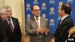 Canciller del Perú, César Landa, en el centro, asistió a la sesión especial del Consejo Permanente de la OEA, el 30 de junio de 2022, en la sede del organismo en Washington DC. [Foto: VOA / Tomás Guevara]