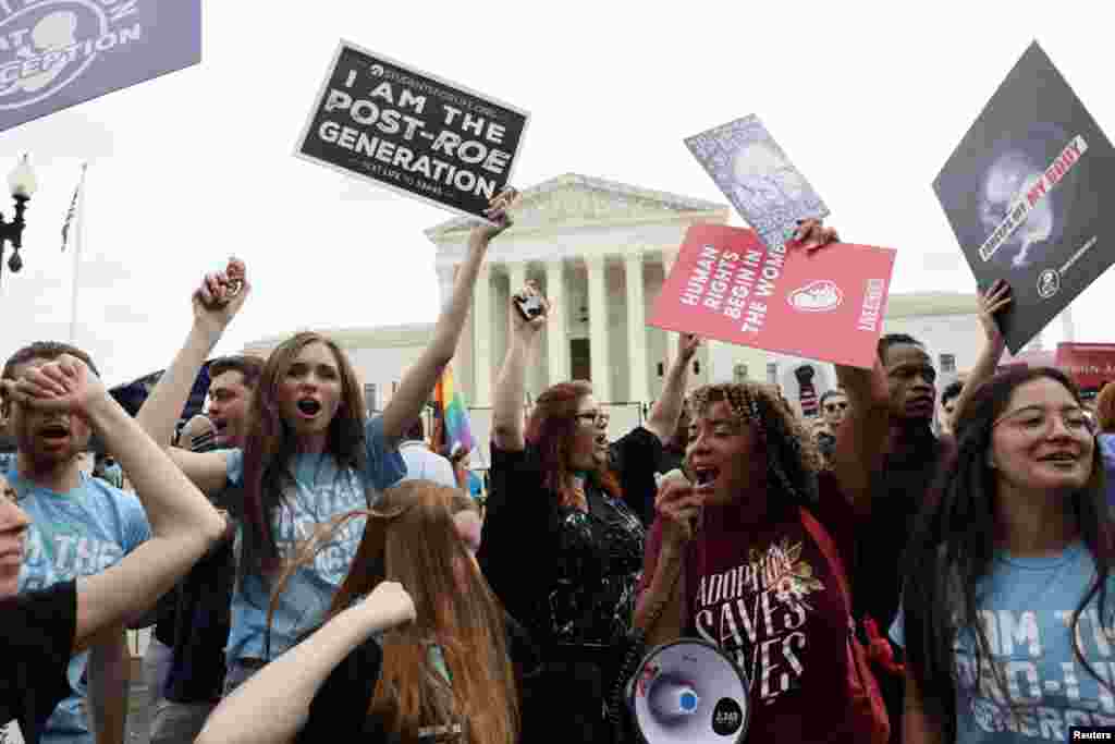 Un grupo de mujeres celebran la decisión a las afueras de la Corte Suprema. &quot;Los derechos humanos comienzan en el útero&quot;, dice uno de sus carteles.&nbsp;