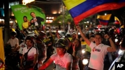 Partidarios celebran después de que el exguerrillero Gustavo Petro ganara la segunda vuelta de las elecciones presidenciales, en Bucaramanga, Colombia, el domingo 19 de junio de 2022. (Foto AP/Ivan Valencia)