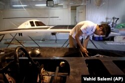 Delapan mahasiswa jurusan teknik energi di perguruan tinggi di Sulaymaniyah Irak utara telah menciptakan kendaraan tenaga surya sebagai bagian dari proyek kelulusan akhir mereka dalam sebuah foto ilustrasi. (Foto: AP/Vahid Salemi)