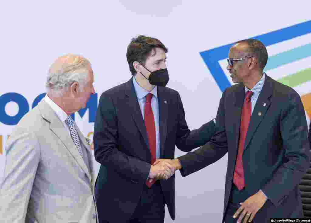 Uva i bubamfu uja i buryo: Igikomangoma c&#39;Ubwongereza Charles, umushikiranganji wa mbere wa Canada Justin Trudeau na prezida w&#39;u Rwanda Paul Kagame. Mu vyo Canada yemereye muri CHOGM 2022, harimwo kugurura ubuserukizi bwayo i Kigali mu Rwanda.&nbsp;