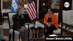 La presidenta de Honduras, Xiomara Castro, recibe a la jefa del Comando Sur de Estados Unidos, general Laura Richardson, en su despacho en la sede del Gobierno en Tegucigalpa. Foto: Antoni Belchi / VOA.