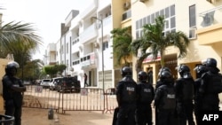 Des policiers anti-émeute sénégalais sont vus à l'entrée de la rue menant au domicile de l'opposant Ousmane Sonko, le 17 juin 2022, à Dakar.