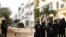 Des policiers anti-émeute à l'entrée de la rue menant à la maison de l'opposant Ousmane Sonko, le 17 juin 2022, à Dakar.