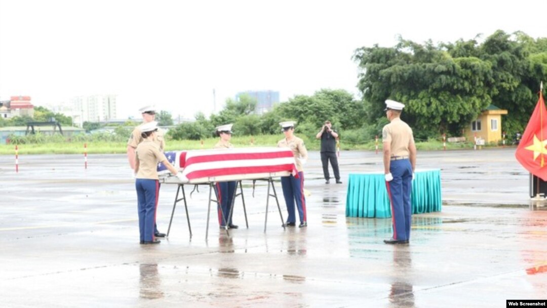 Hài cốt cùa một quân nhân Mỹ tại một buổi lễ bàn giao ở Đà Nẵng vào tháng 7/2021. Photo VNA.