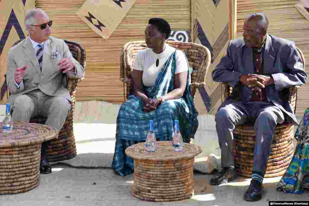 Igikomangoma c&#39;Ubwongereza Charles kumwe n&#39;abarokotse a Jenoside yakorewe Abatutsi i Nyamata.