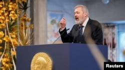 El ganador del Premio Nobel de la Paz, Dmitry Muratov, pronuncia un discurso durante la ceremonia de entrega del Premio Nobel de la Paz en el Ayuntamiento de Oslo, el 10 de diciembre de 2021