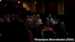 Глядачі дивляться фільм в історичному кінотеатрі Сабан