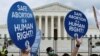 Manifestantes por el derecho al aborto protestan frente a la Corte Suprema de Estados Unidos. 