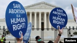 Manifestantes por el derecho al aborto protestan frente a la Corte Suprema de Estados Unidos. 