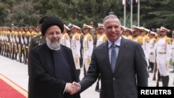 استقبال ابراهیم رئیسی، رئیس جمهوری ایران، از مصطفی کاظمی، نخست‌وزیر عراق، در تهران. یکشنبه ۲۶ ژوئن ٢٠٢٢