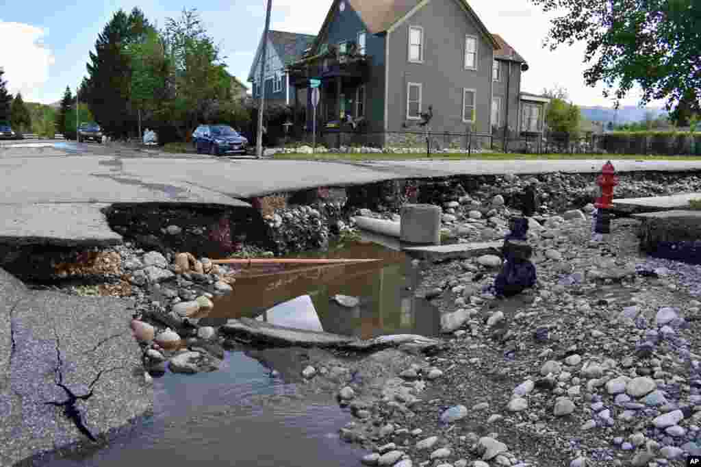 Se ve una calle gravemente dañada por las inundaciones, el martes 14 de junio de 2022, en Red Lodge, Montana.&nbsp;