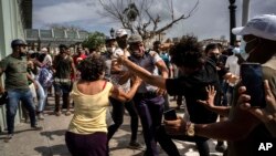 La policía detiene a un manifestante antigubernamental durante una protesta en La Habana, Cuba, el domingo 11 de julio de 2021.