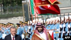 Turkey's President Recep Tayyip Erdogan (L) reviews the honour guard as he welcomes Crown Prince of Saudi Arabia Mohammed bin Salman, center, during an official ceremony in Ankara, on June 22, 2022. 