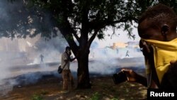 Des manifestants participent à un rassemblement contre le régime militaire, à la suite du dernier coup d'État et pour commémorer le 3e anniversaire des manifestations à Khartoum, au Soudan, le 30 juin 2022.