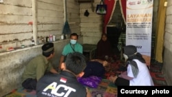 Tim dokter dan relawan ACT-MRI Duri sedang memberikan layanan kesehatan kepada salah satu lansia di Jakarta Barat. (Courtesy ACTNews/Aditya Perdana Putra)