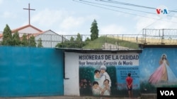 Un niño mira la fachada de un complejo de las Misioneras de la Caridad en la ciudad de Granada este miércoles. [Foto: Voz de América]