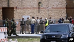 ARHIVA - Pripadnici organa za sprovođenje zakona i hitnih službi ispred osnovne škole u Juvaldeu, u Teksasu posle masovne pucnjave (Foto : AP Photo/Dario Lopez-Mills)