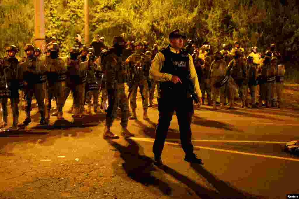 Las fuerzas de seguridad ecuatorianas montan guardia mientras manifestantes indígenas de todo el Ecuador marchan hacia la capital, Quito, el 20 de junio de 2022.