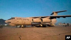 طیارۀ نظامی هند که هفتۀ گذشته کمک‌های بشری را به زلزله زدگان در افغانستان انتقال داد.