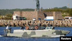 Sebuah kapal militer Rusia berlayar saat latihan angkatan laut di Wilayah Kaliningrad, Rusia, 9 September 2021. Angkatan Udara Ukraina mengatakan berhasil menghancurkan kapal Angkatan Laut Rusia di perairan Krimea. (Foto: REUTERS/Vitaly Nevar)